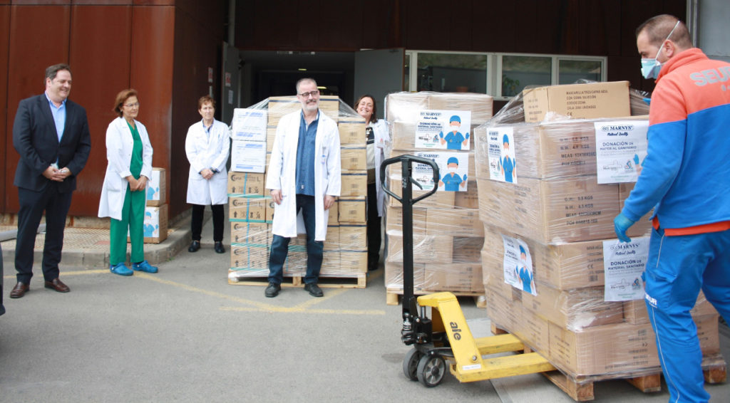 Ilustración 3: Roberto Martínez en la donación de material sanitario en el Hospital Santa Lucia de Cartagena por el COVID-19.  